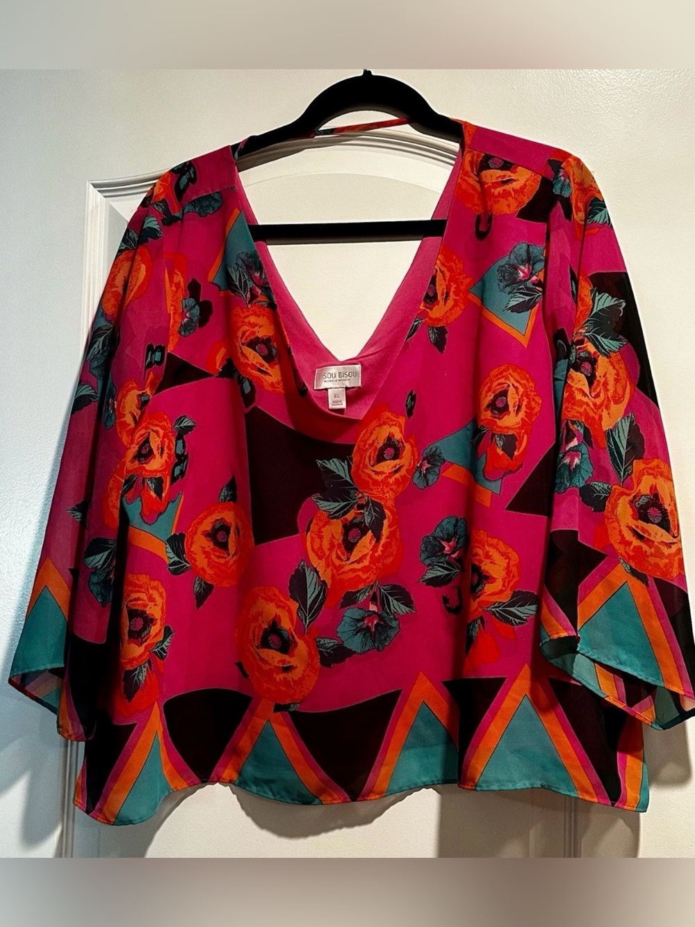 Bisou Bisou XL Floral Blouse Colorful V-Neck Beautiful Color & Style!